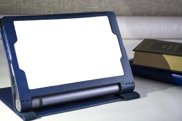 Moderne draagbare apparatuur. De Lenovo Yoga tablet met een drager in een dekking van de blauwe kleur. Witte en schone scherm. — Stockfoto