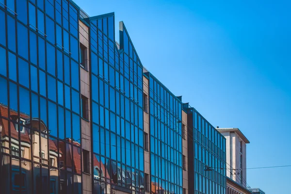 Moderna arquitectura de vidrio en la ciudad de Shtuttgard, Alemania. Cielo azul. Verano. Centro de negocios . — Foto de Stock