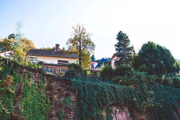 Alte mauerburg in der nähe des privaten sektors in der kleinen stadt in deutschland. Bergsteiger. — Stockfoto