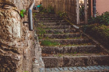 Almanya'da tepede bir metal küpeşte ile antik taş merdiven