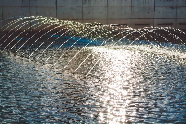 La fontaine à jets multiples dans le lac au centre de la ville de Boeblingen en Allemagne . — Photo