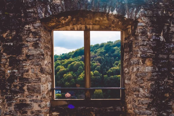 Antike festung in deutschland. ein Fenster mit einem hölzernen Sonnensegel von der Burg auf schöne Aussicht mit Hügeln und Wäldern. Sommer. Touristenort. — Stockfoto