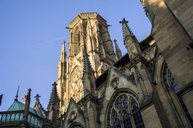Protestan Kilisesi, St John Shtuttgard Merkezi yakınındaki göl. Yeşil park çevresinde. Turistik ve tarihi yerler.