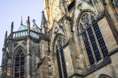 Protestan Kilisesi, St John Shtuttgard Merkezi yakınındaki göl. Yeşil park çevresinde. Turistik ve tarihi yerler.