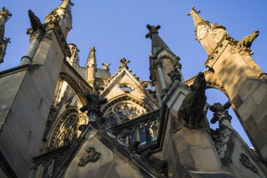 Protestan Kilisesi, St John Shtuttgard Merkezi yakınındaki göl. Yeşil park çevresinde. Turistik ve tarihi yerler.