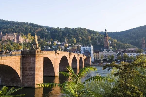 Туристическое и историческое, красивое место в старом городе Мбаппе в Германии. Лето года. Пройдись. Старинный мост к шлюзу через реку . — стоковое фото