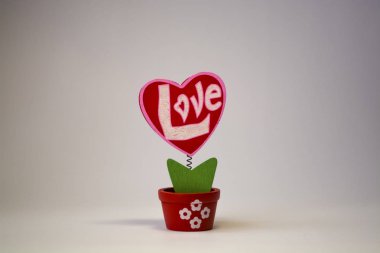 St. Valentine's Day. Kırmızı ahşap kalp ve yazıt 