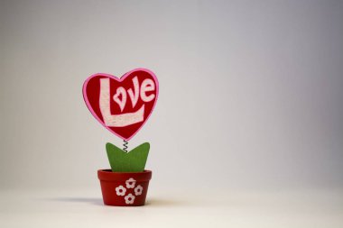 St. Valentine's Day. Kırmızı ahşap kalp ve yazıt 
