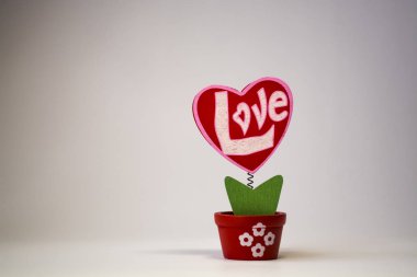 St. Valentine's Day. Kırmızı ahşap kalp ve yazıt 