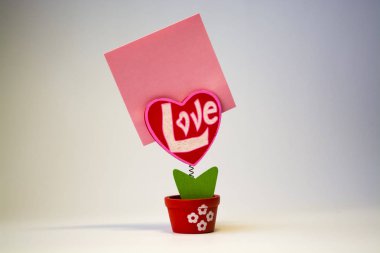 St. Valentine's Day. Kırmızı ahşap kalp ve yazıt 