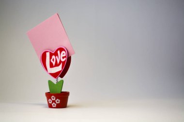 St. Valentine's Day. Kırmızı ahşap kalp ve yazıt 