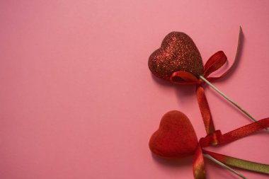 Doku. Pembe bir arka plan. Kırmızı kalpler payetler ve yay. Kaset. St. Valentine's Day. Bir yazıt günün boş yer.