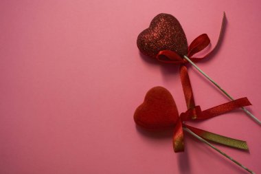 Doku. Pembe bir arka plan. Kırmızı kalpler payetler ve yay. Kaset. St. Valentine's Day. Bir yazıt günün boş yer.