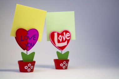 Beyaz. Ahşap kalpleri clothespegs için bir bahar üzerinde sopa vardı. St. Valentine's Day. Bir yazıt günün boş yer.