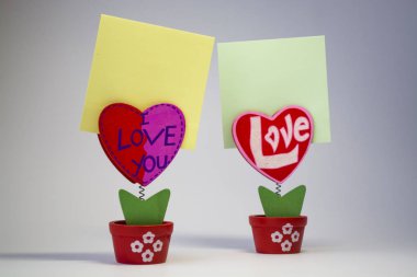 Beyaz. Ahşap kalpleri clothespegs için bir bahar üzerinde sopa vardı. St. Valentine's Day. Bir yazıt günün boş yer.