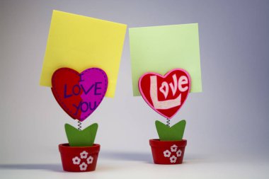 Beyaz. Ahşap kalpleri clothespegs için bir bahar üzerinde sopa vardı. St. Valentine's Day. Bir yazıt günün boş yer.