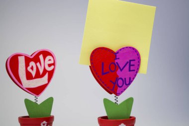 Beyaz. Ahşap kalpleri clothespegs için bir bahar üzerinde sopa vardı. St. Valentine's Day. Bir yazıt günün boş yer.