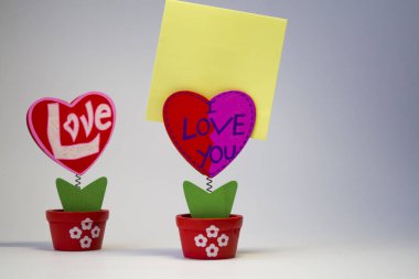 Beyaz. Ahşap kalpleri clothespegs için bir bahar üzerinde sopa vardı. St. Valentine's Day. Bir yazıt günün boş yer.