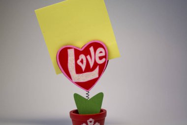 Beyaz arka plan. Ahşap kalp bir clothespeg için bir bahar üzerinde sopa ile. Kutlama. Davet. St. Valentine's Day.