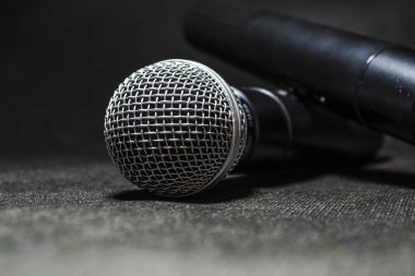 Tek sesli bir siyah arka plan üzerinde elektrik mikrofon. Şarkıcı veya blogger için donatım. Müzik. Teknolojileri.