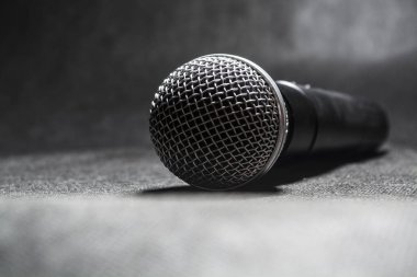 Tek sesli bir siyah arka plan üzerinde elektrik mikrofon. Şarkıcı veya blogger için donatım. Müzik. Teknolojileri.