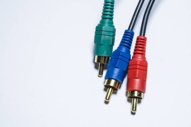 Multimedya çok renkli kablolar. Lale yönelik veya audiodevices. Beyaz bir arka plan üzerinde. Yalıtılmış nesne. Siyah kordon.