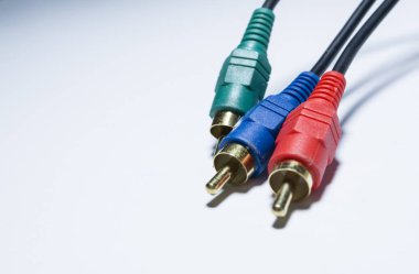 Multimedya çok renkli kablolar. Lale yönelik veya audiodevices. Beyaz bir arka plan üzerinde. Yalıtılmış nesne. Siyah kordon.