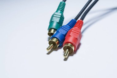 Multimedya çok renkli kablolar. Lale yönelik veya audiodevices. Beyaz bir arka plan üzerinde. Yalıtılmış nesne. Siyah kordon.