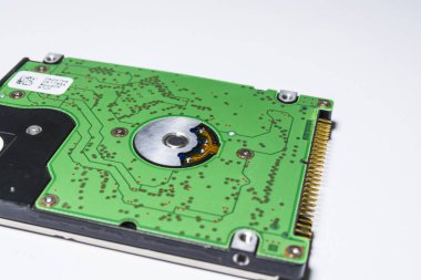 Yeşil renk Winchester. Sabit disk. Anakart. Bilgisayar yedek parçaları. Hafıza kartı. Disket. Beyaz bir arka plan üzerinde. 