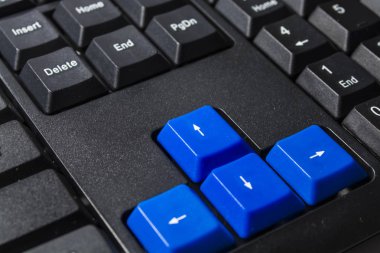 Renkli düğmeler siyah bilgisayar klavye. Düğmeleri kapatın. Modern ekipman. Arka plan ve doku. Ofiste çalışmak.