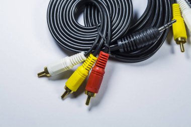 Çok renkli fişler Hank. Bağdaştırıcı. Lale bağdaştırıcılar için audiodevices. Beyaz bir arka plan üzerinde. Yalıtılmış nesne. TV ve Pc için.
