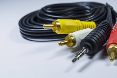 Çok renkli fişler Hank. Bağdaştırıcı. Lale bağdaştırıcılar için audiodevices. Beyaz bir arka plan üzerinde. Yalıtılmış nesne. TV ve Pc için.