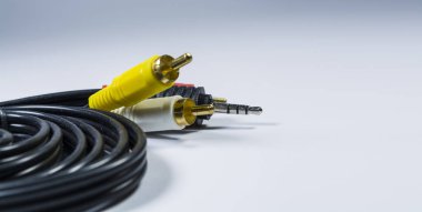 Çok renkli fişler Hank. Bağdaştırıcı. Lale bağdaştırıcılar için audiodevices. Beyaz bir arka plan üzerinde. Yalıtılmış nesne. TV ve Pc için.
