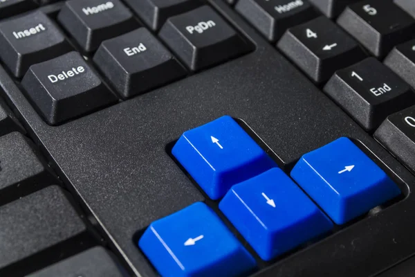 El teclado del ordenador negro con botones de colores. Botones de cerca. Equipamiento moderno. Fondo y textura. Trabajo en la oficina . —  Fotos de Stock