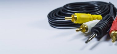 Çok renkli fişler Hank. Bağdaştırıcı. Lale bağdaştırıcılar için audiodevices. Beyaz bir arka plan üzerinde. Yalıtılmış nesne. TV ve Pc için.