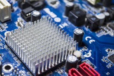 Mavi renk bilgisayar eski anakart. Doku. Yedek parçalar. Onarım. Kişisel bilgisayar ayrıntıları. Ekipman. 