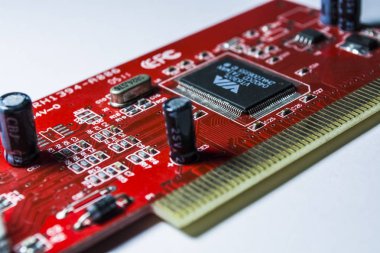Doku veya arka plan. Kırmızı renk bilgisayar anakart. Hafıza kartı. Onarım. Atölye. Elektronik tamiri.