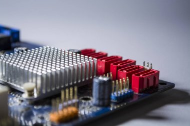 Mavi renk bilgisayar eski anakart. Doku. Yedek parçalar. Onarım. Kişisel bilgisayar ayrıntıları. Ekipman. 