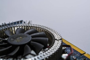 Eski bilgisayardan daha soğuk. Anakart mavi renk. Kişisel bilgisayar tamiri. Modern teknolojiler. Atölye.