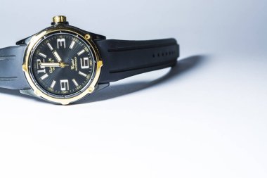 Zelenodolsk, Ukrayna, 5 Ocak 2019 tarihinde. Erkekler siyah kol saati bir lastik tanga ve altın arama ile. 