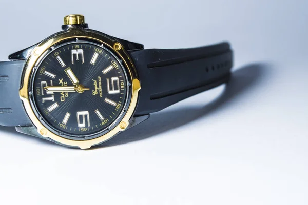 Zelenodolsk ウクライナ 2019 男性の黒い腕時計ゴムひもとゴールドのダイヤル モノラル ホワイト バック グラウンド — ストック写真