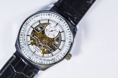 Zelenodolsk, Ukrayna, 5 Ocak 2019 tarihinde. Erkekler İzle bir deri siyah tanga ve altın ve beyaz yalanlar çevir. 