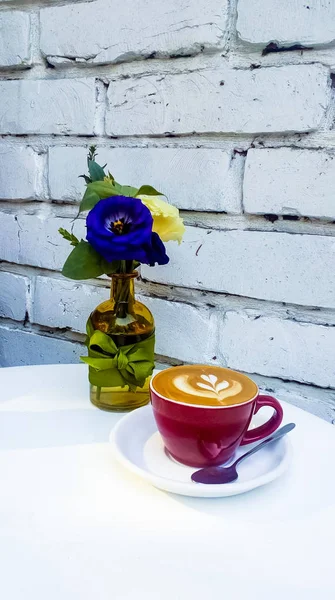 Cangkir Cappuccino dengan seni latte. Gambar di atas kopi. Minuman yang enak. Buket bunga. Kopi dengan susu . — Stok Foto