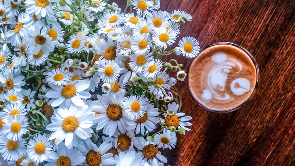 Φλυτζάνι καπουτσίνο με latte art. Το σχέδιο για τον καφέ. Έντονη ποτό. Μπουκέτο με λουλούδια. Καφές με γάλα. — Φωτογραφία Αρχείου
