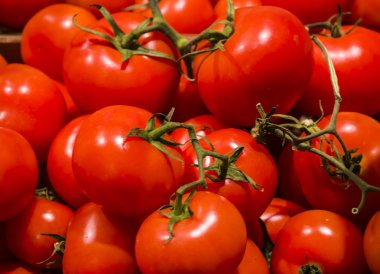 Arka plan veya doku--dan biraz çok parlak domates bir mutfak bahçesinden. Vitamin ve sebze. Sağlıklı bir yaşam tarzı. Kırmızı.