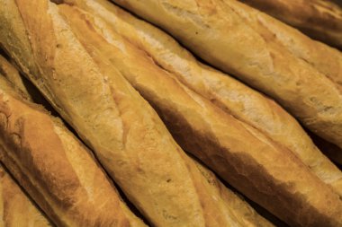 Süpermarket üzerinden taze hamur işleri. Beyaz ekmek, rulo, baget. Lezzetli ve sağlıklı yemek. Doku ve arka plan.