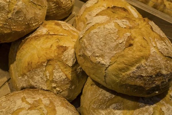 Pasticcini freschi dal supermercato. Pane bianco, rotolo. Cibo gustoso e sano. Texture e sfondo . — Foto Stock