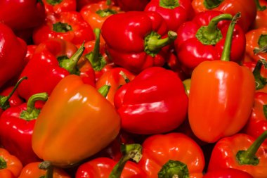 Kırmızı büyük kırmızı biber. Parlaklık. Diyet, vejetaryenlik. Vitaminler. Süper Market, Pazar. Lezzetli ve sağlıklı yemek. Doku ve arka plan.