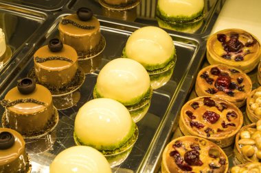 Çok renkli, farklı ve lezzetli kek üzerinde gösterisi penceresinde kafe. Her zevke için. Büyük assortimt tatlılar. Doğal ürün.