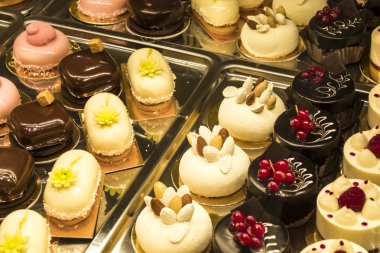 Çok renkli, farklı ve lezzetli kek üzerinde gösterisi penceresinde kafe. Her zevke için. Büyük assortimt tatlılar. Doğal ürün.